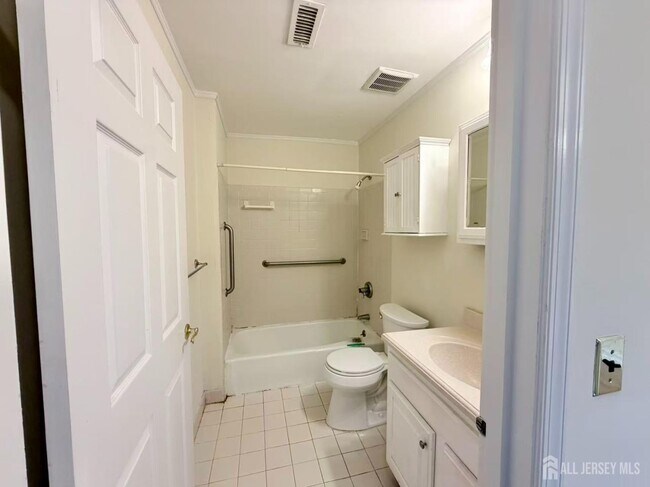 Building Photo - 1306 Sayre Dr