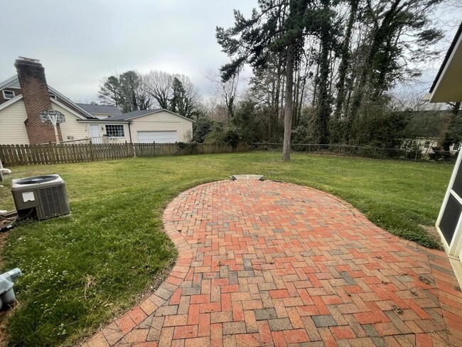 Building Photo - 717 Glen Eden Dr
