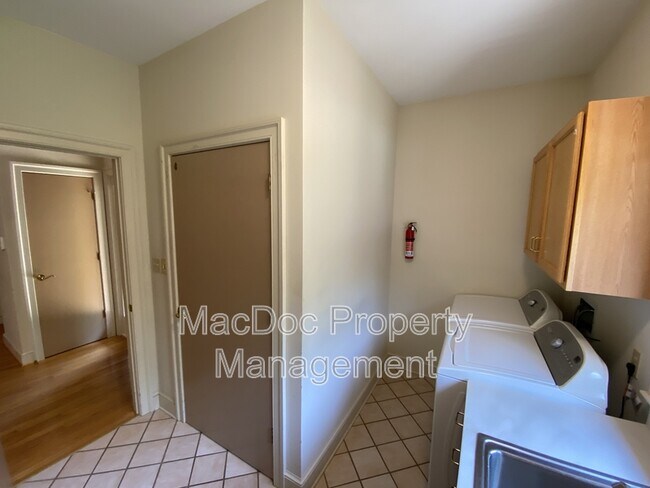 Building Photo - 11225 N Club Dr