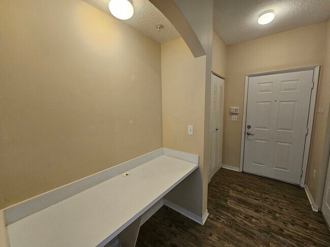 Building Photo - 605 Fairway Dr