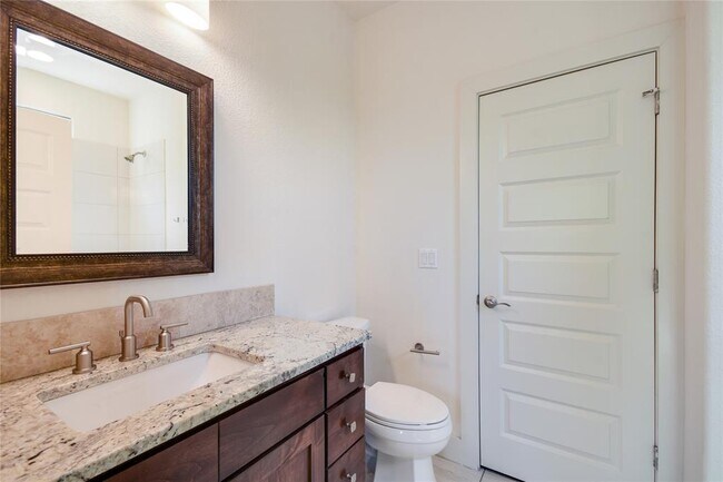 Building Photo - 18400 Lakepoint Cove