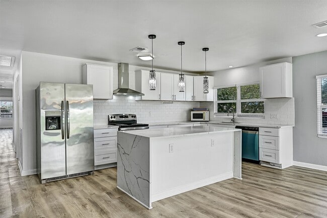 Building Photo - 2328 Wimcrest St