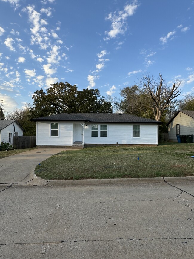 Primary Photo - 1001 N Locust Ln