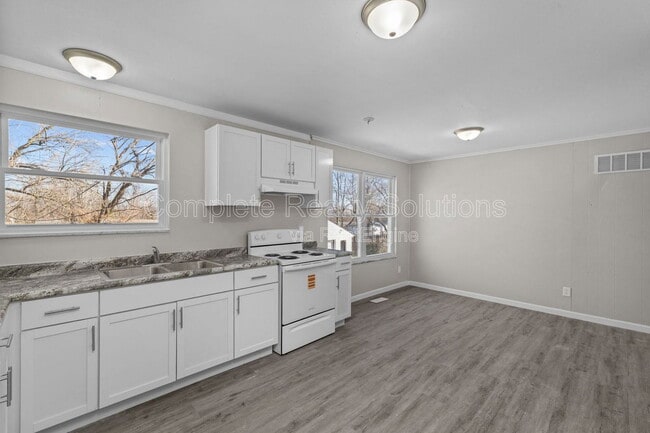 Building Photo - 10432 Royal Dr