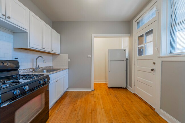 Building Photo - 2056 W Arthur Ave