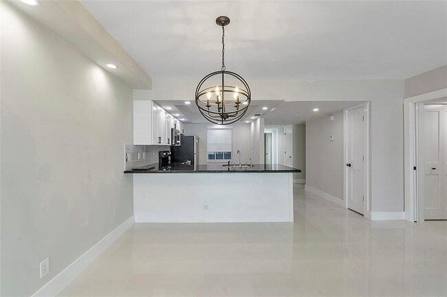 Building Photo - 605 Oaks Dr