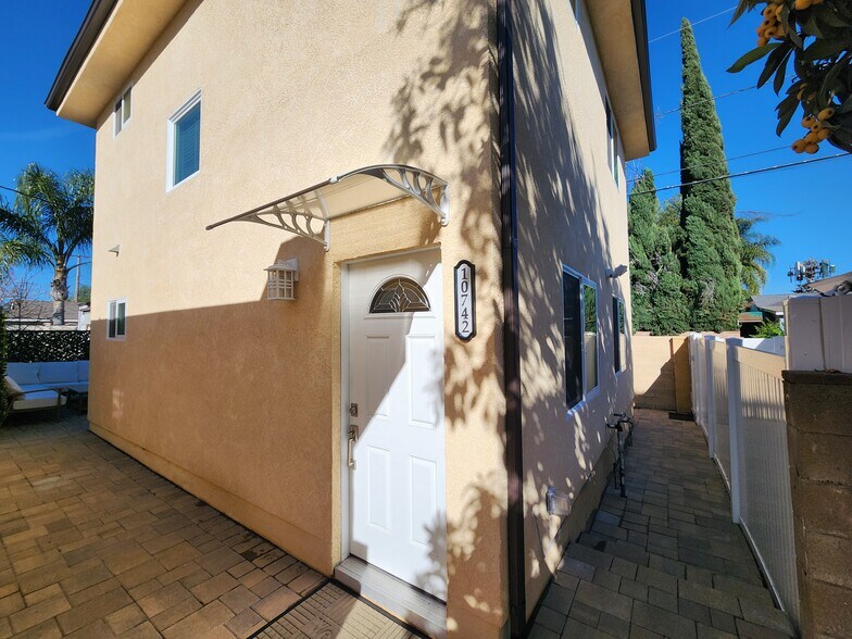 Building Photo - 10742 Gerald Ave