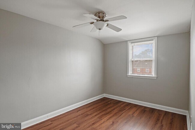 Building Photo - 1621 Thetford Rd