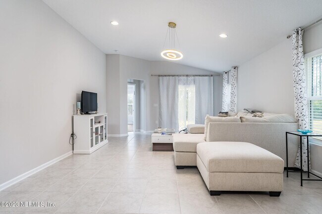 Building Photo - 581 Meadow Ridge Dr