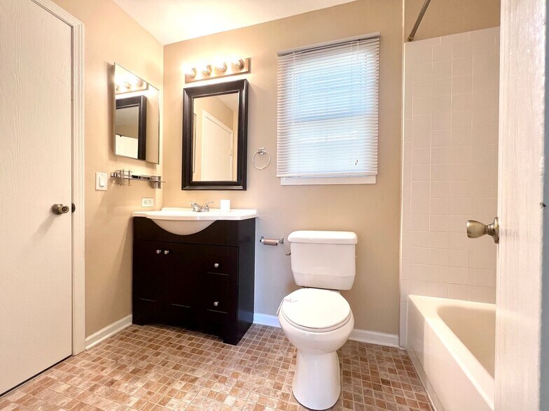 Building Photo - 17 Le Jardin Ct