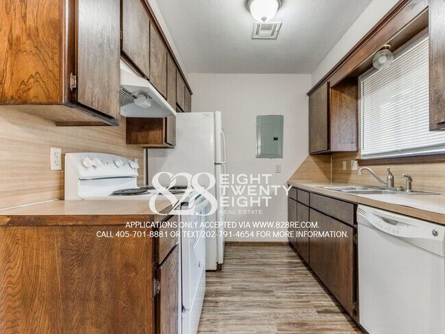 Building Photo - West Norman 2 Bed/1 Bath Duplex WITH Fenced Backyard! AVAILABLE NOW!