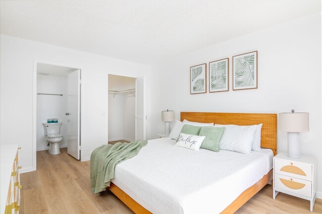 Building Photo - Beautifully Remodeled and Fully furnished 2 Bed 1.5 1 parking.  Available between March-Nov 30th