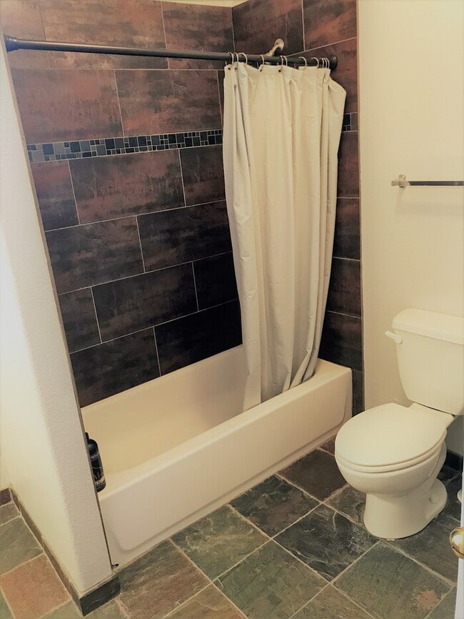 Building Photo - Beautiful 4Bd x 2.5Bath w/ HUGE Backyard &...
