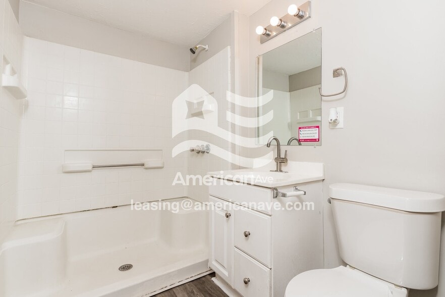 Building Photo - 315 Bay St