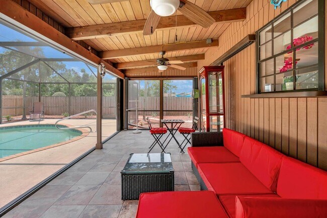 Building Photo - 691 NW Sharpe St