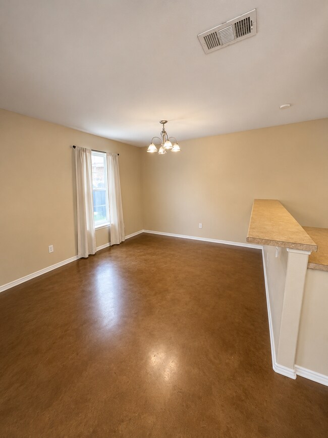 Building Photo - 901 Carla Kay Dr