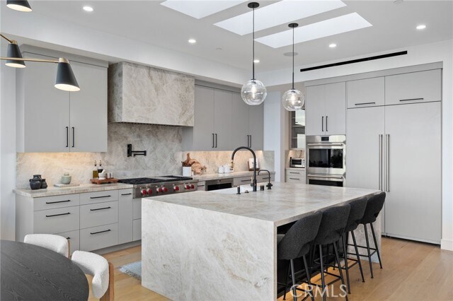 Building Photo - 807 N Paulina Ave