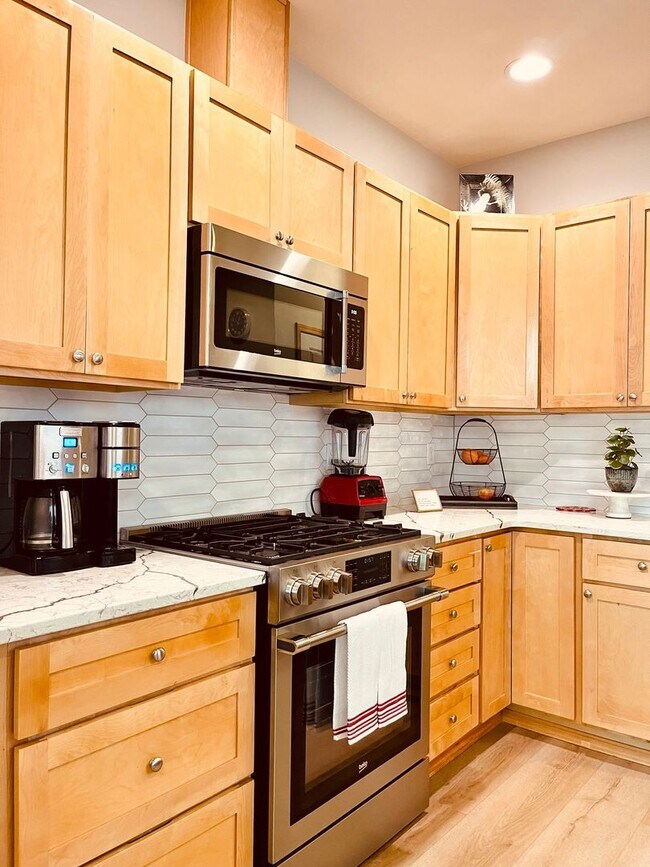 Building Photo - Fully Furnished 2 bedroom cottage in downtown Poulsbo...available starting 5-1