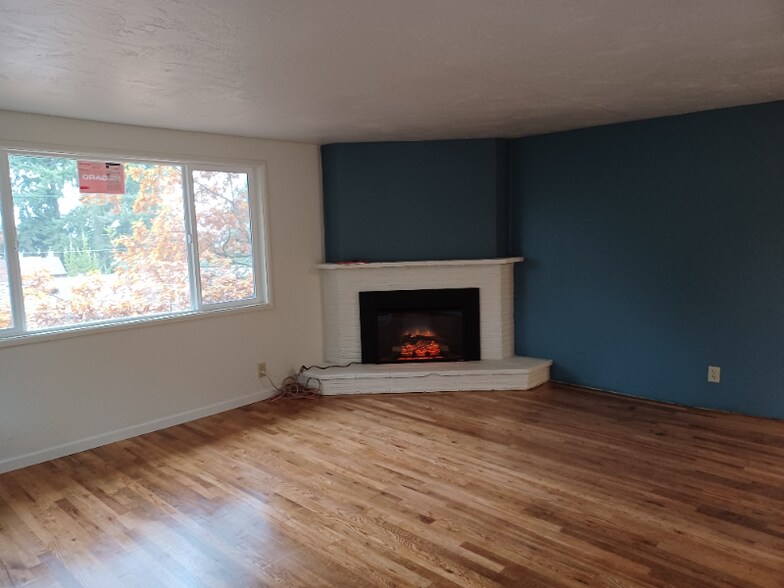 Building Photo - 585 W 26th Ave