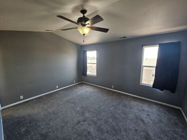 Building Photo - 3 Bed 3 Bath Townhome Minutes from Ft. Carson!!