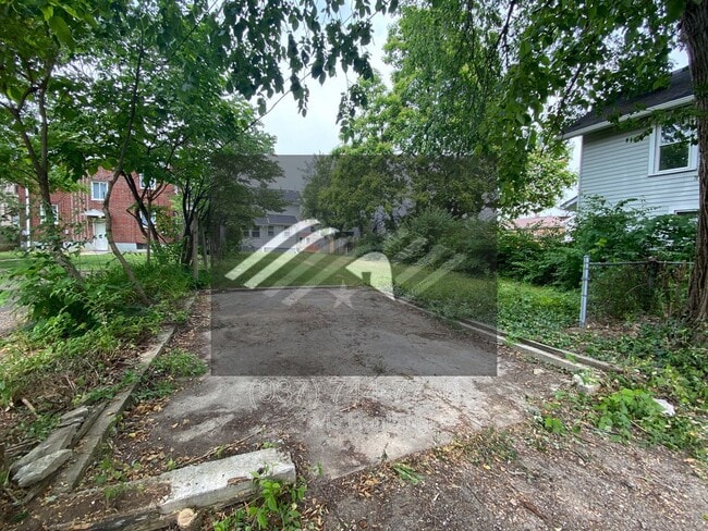 Building Photo - 1004 W Fairview Ave