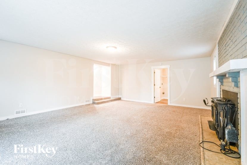 Building Photo - 648 Sycamore St