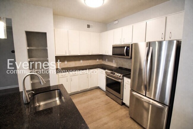Building Photo - Chic 1 Bed, 1 Bath Condo with Carport/ Available Now!