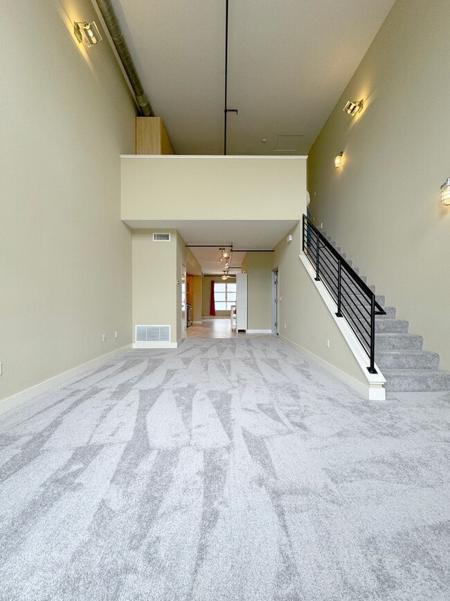 Building Photo - Live & Work Industrial Art Loft with Two C...