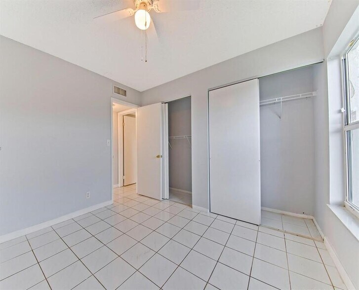 Building Photo - 505 S Pine Island Rd