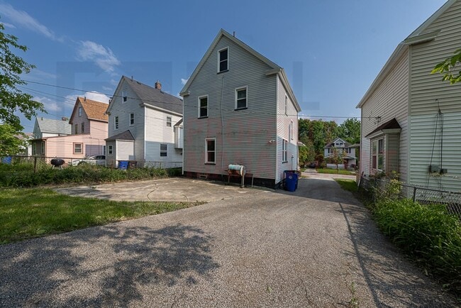 Building Photo - Charming 4-Bedroom Home on Quiet Street - ...
