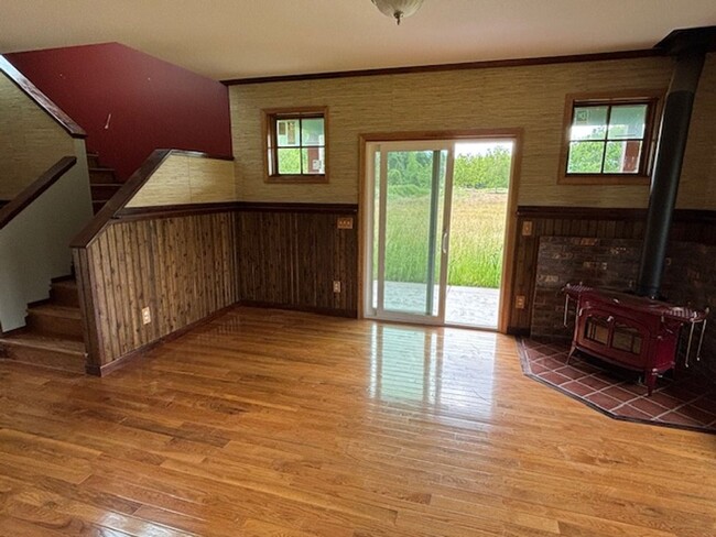 Building Photo - Stunning 3-Bed, 2.5-Bath Country Home on 3...