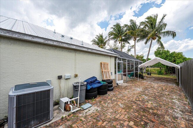 Building Photo - 279 SW Glenwood Dr