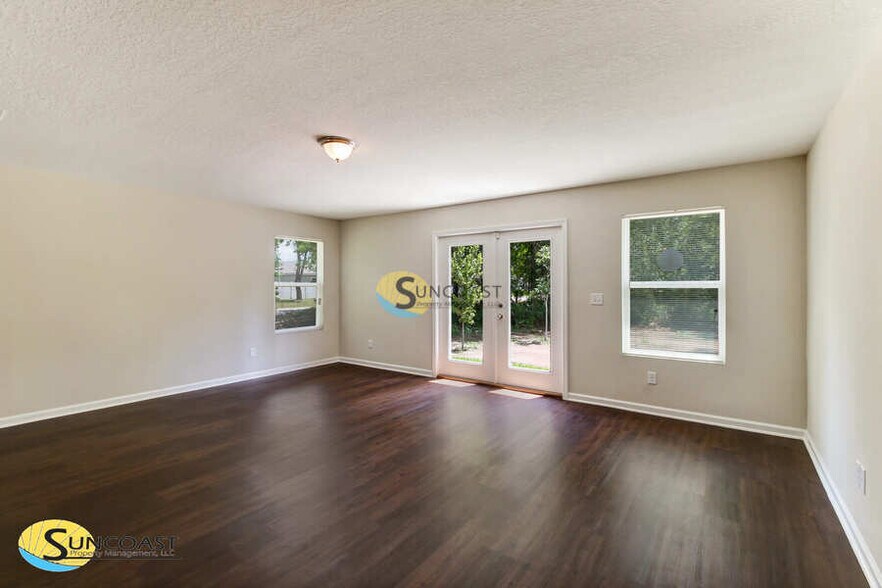 Building Photo - 9487 Thorn Glen Rd