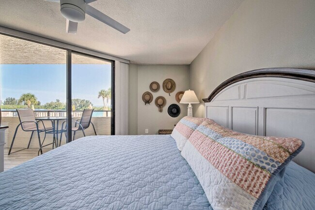 Building Photo - 6105 Sea Ranch Dr