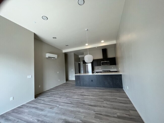 Building Photo - Luxury 3 bed 2 bath on the 2nd floor to view the Mountains!