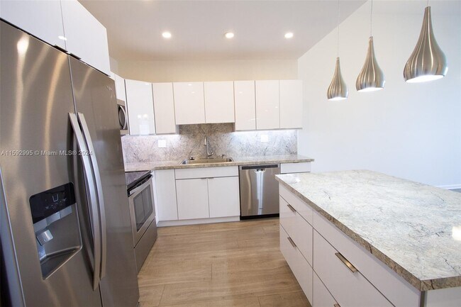 Building Photo - 3725 S Ocean Dr