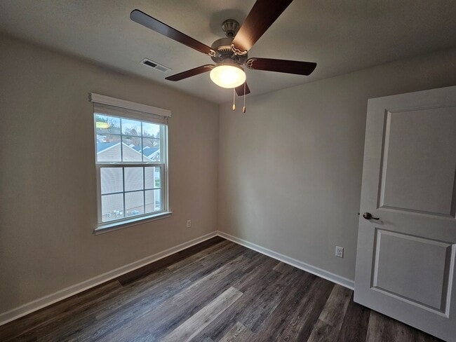 Building Photo - 3 Bedroom, 2.5 Bathroom Townhome, Available NOW