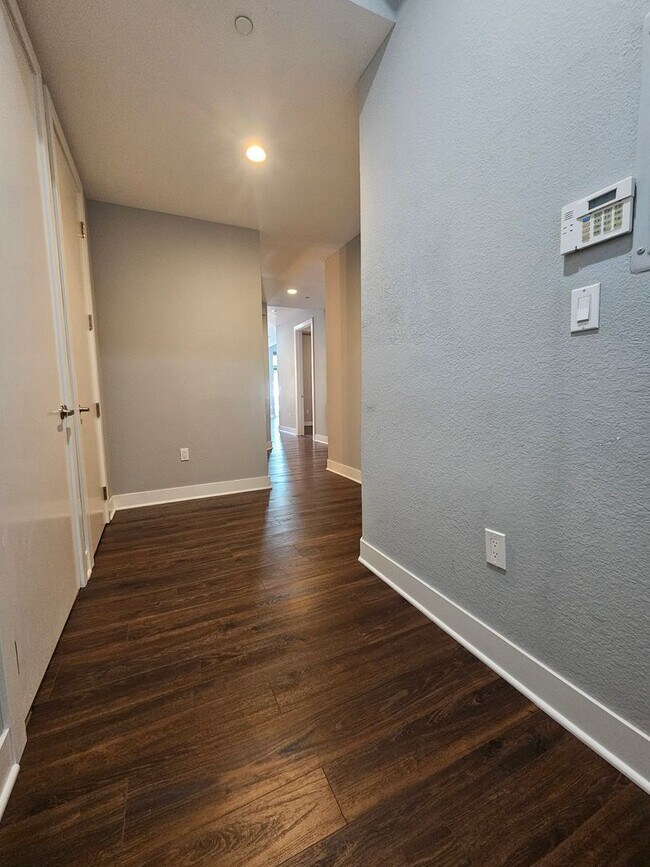 Building Photo - Congress Park High Rise Living! Huge Main Floor 2 Bed 2 Bath