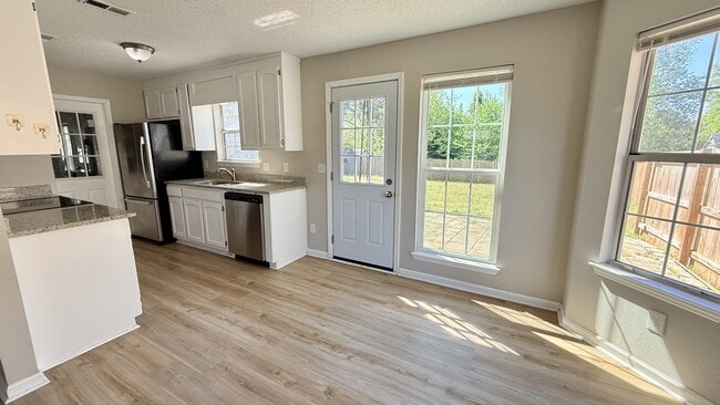 Building Photo - 2531 Clovis Rd SW