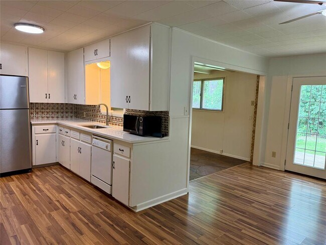 Building Photo - 5510 Delwood Dr