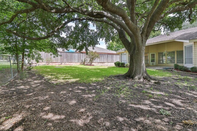 Building Photo - 10910 Scenic Dr