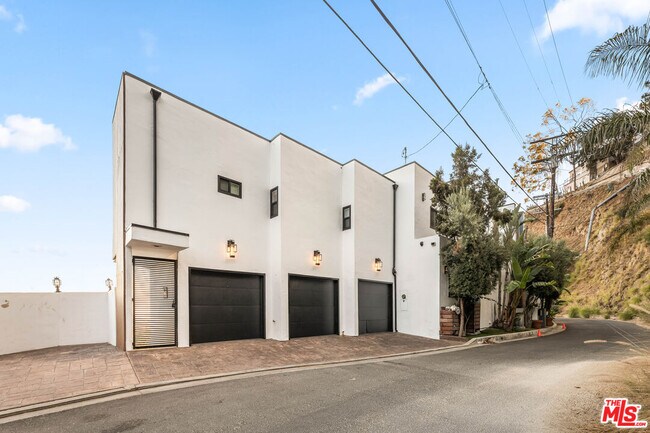 Building Photo - 8425 Hillside Ave