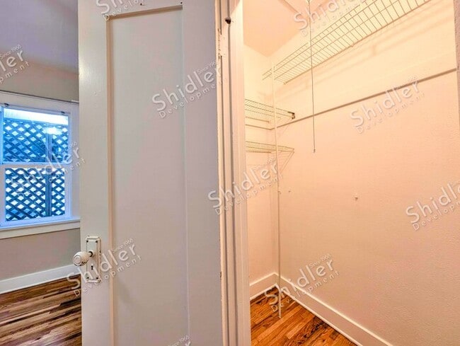 Building Photo - Upgraded Bungalow with Garage