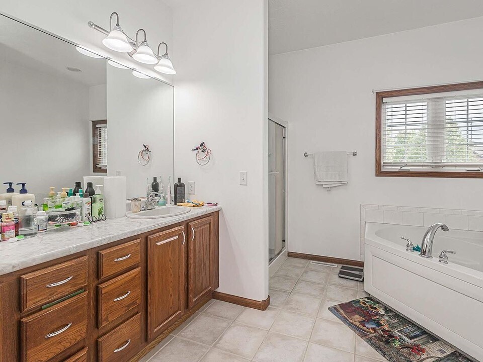 Building Photo - 809 S Outlook Dr