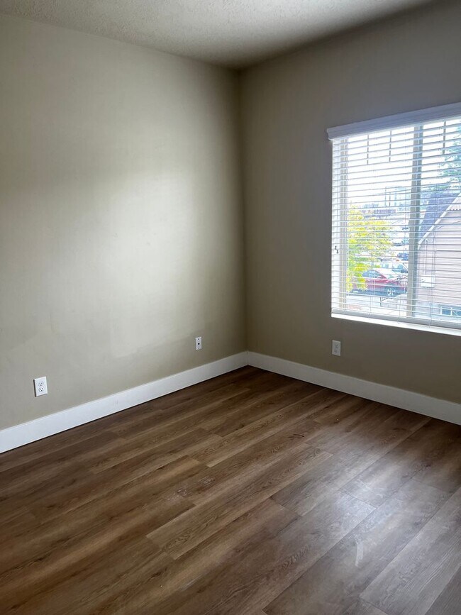 Building Photo - GORGEOUS Downtown Unit!!!