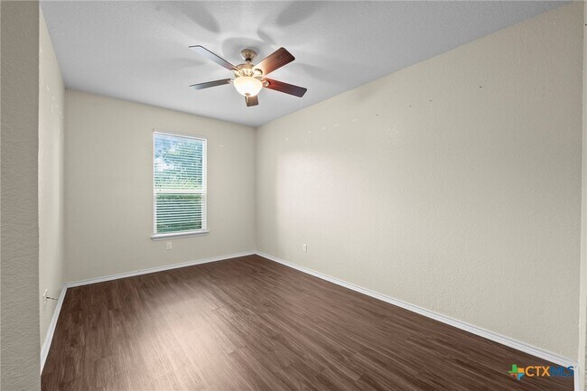 Building Photo - 220 Hinge Creek