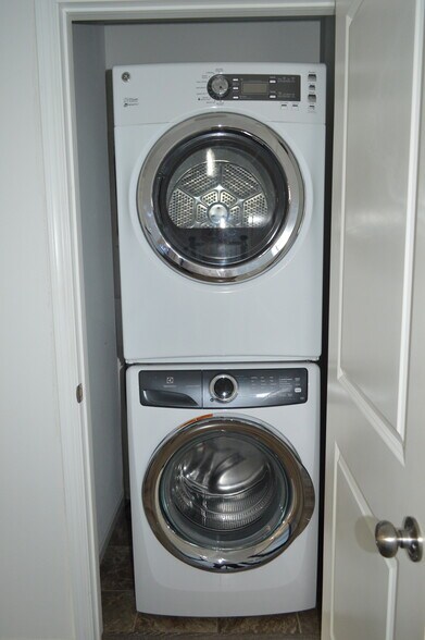 Building Photo - 751 Mission Point Rd