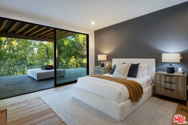 Building Photo - 16801 Oak View Dr