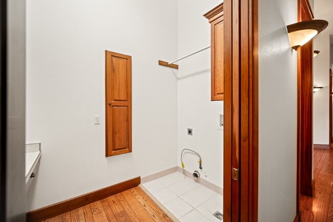 Building Photo - "Spacious 4-Bedroom, 4.5 Bathroom 4792 sq. ft. Retreat with Scenic Views and Cozy Fireplace in St...