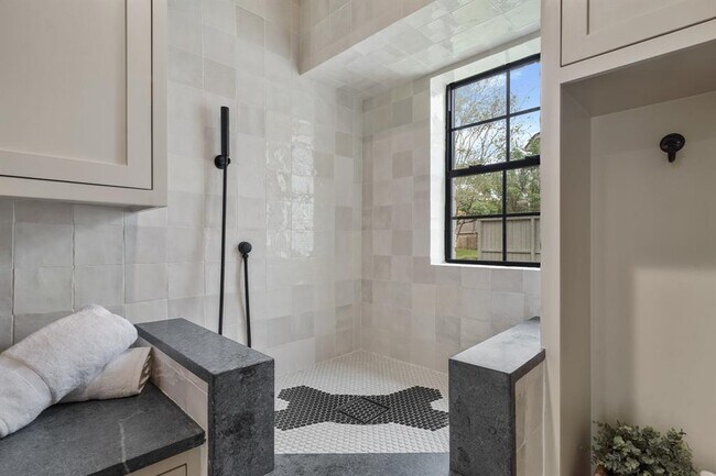 Building Photo - 819 Silvergate Dr